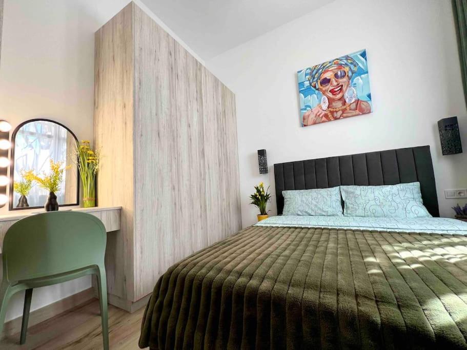 Hotel Casa Maravillosa, a bedroom with a bed and a desk and a painting at Casa Maravillosa in Valencia