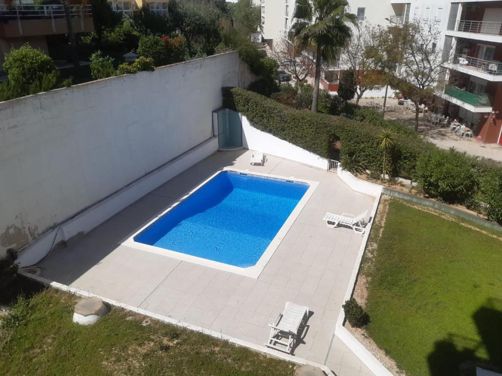 uma vista superior de uma piscina num quintal em Marina Apartment em Portimão