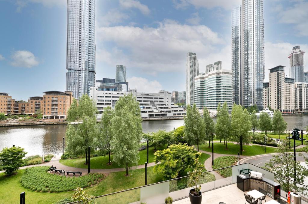 Elegant and Modern Apartments in Canary Wharf right next to Thames - Two-Bedroom Apartment