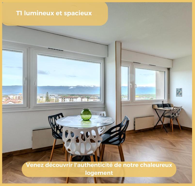 jadalnia ze stołem, krzesłami i oknami w obiekcie Chez Fan & Alex St Julien w mieście Saint-Julien-en-Genevois