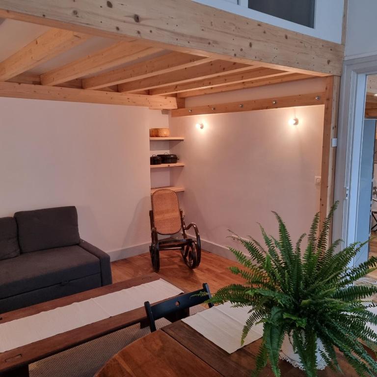 un salon avec un canapé et une chaise dans l'établissement Coq bleu, à Reims