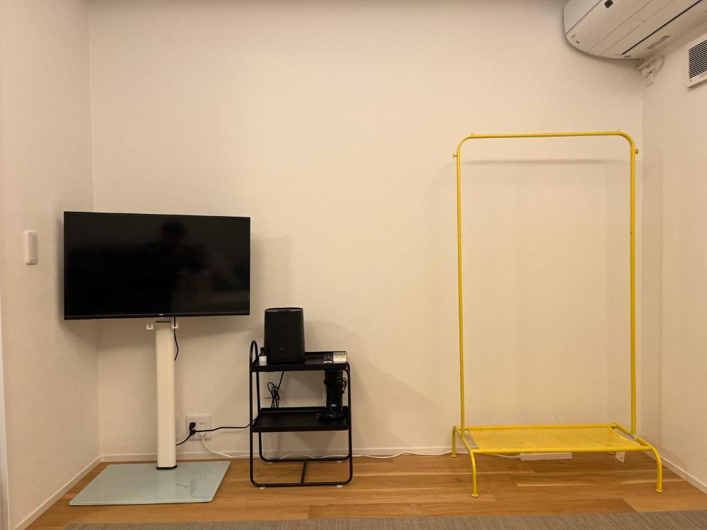 TV a/nebo společenská místnost v ubytování 嵐山 天龍の宿 駐車無料 一棟貸切 最大5人 Dragon Legend Arashiyama Central Private Rare Modern House Free Parking Max 5ppl