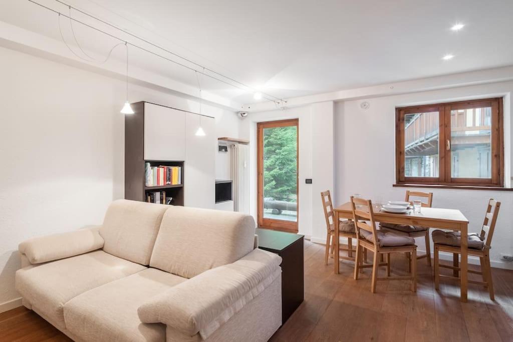 sala de estar con sofá y mesa en [10 min. da Courmayeur] Elegante Appartamento, en Pré-Saint-Didier