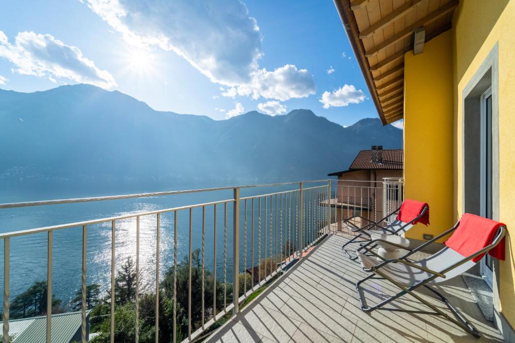 een balkon met 2 stoelen en uitzicht op de oceaan bij Ka' Doro with Lake View in Nesso