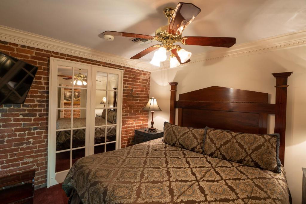 Quarter House Suites - 