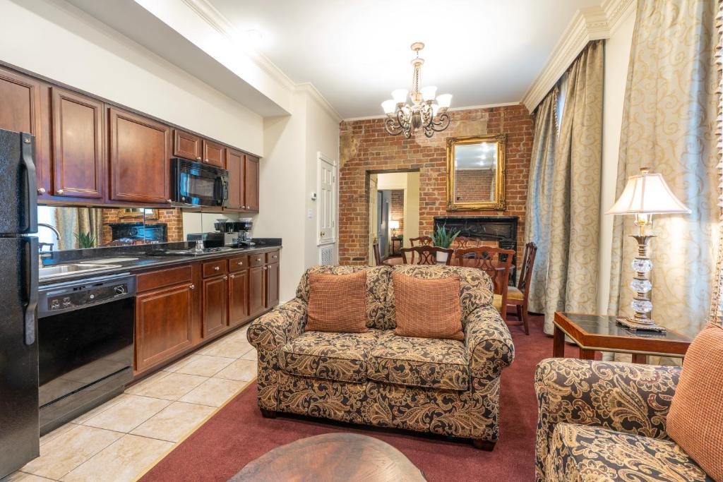 Quarter House Suites - 