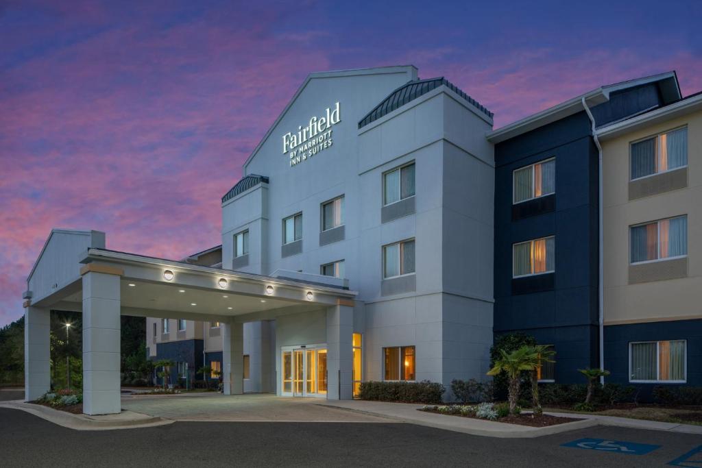 un hotel al anochecer en Fairfield Inn & Suites by Marriott Mobile Daphne/Eastern Shore, en Spanish Fort