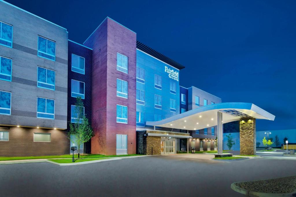 een weergave van een hotel 's nachts bij Fairfield by Marriott Inn & Suites Rochester Hills in Rochester Hills
