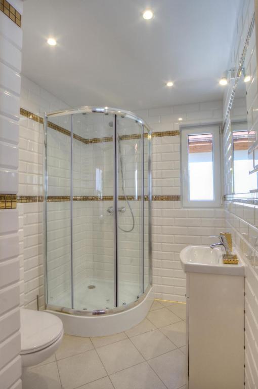 Koupelna v ubytování Mała Osada domki z jacuzzi przy gondoli