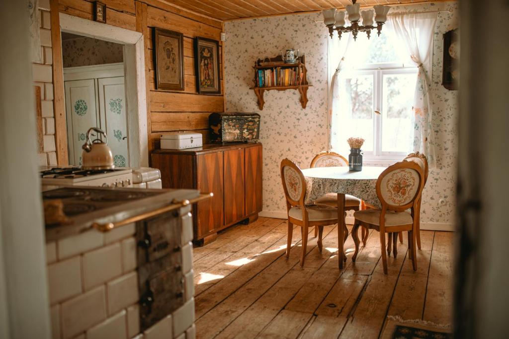 Kuchyň nebo kuchyňský kout v ubytování Siedlisko Niezapominajka - domek z basenem i balią