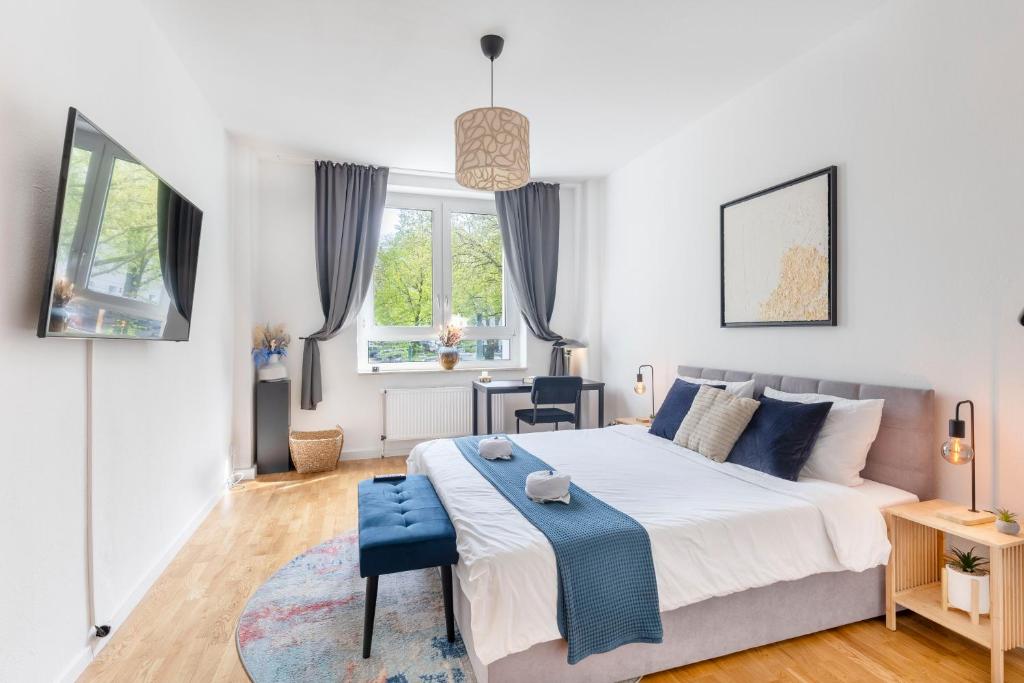 sypialnia z dużym łóżkiem z niebieskim kocem w obiekcie SpaceStays Apartment WIFI PS4 Netflix Parking! w mieście Essen