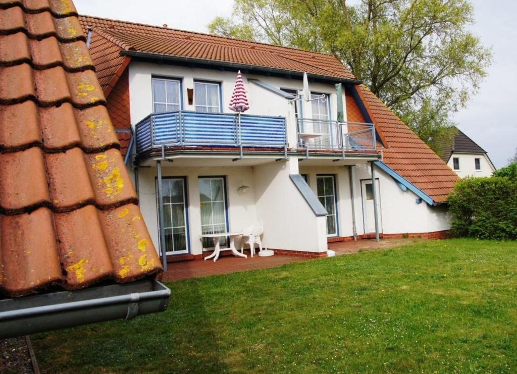 una casa con una bandera americana en el balcón en Sommergarten 37 C Usedom, en Ostseebad Karlshagen
