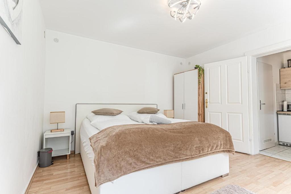 Rúm í herbergi á City Vibes: 1BR Apt, 10 Min to Westbahnhof