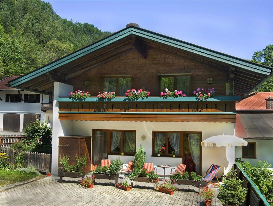 dom z balkonem z kwiatami w obiekcie Berghof - T&T w mieście Reit im Winkl