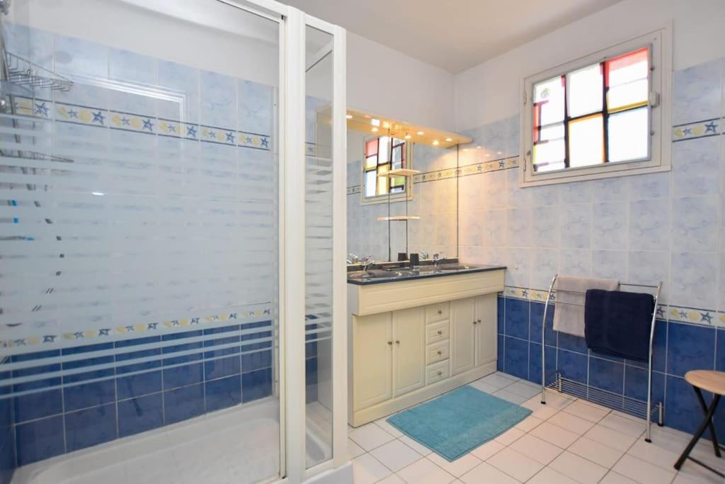 a bathroom with a shower and a sink at « La tranquillité » Villa avec piscine in Saint-Hilaire-de-Riez