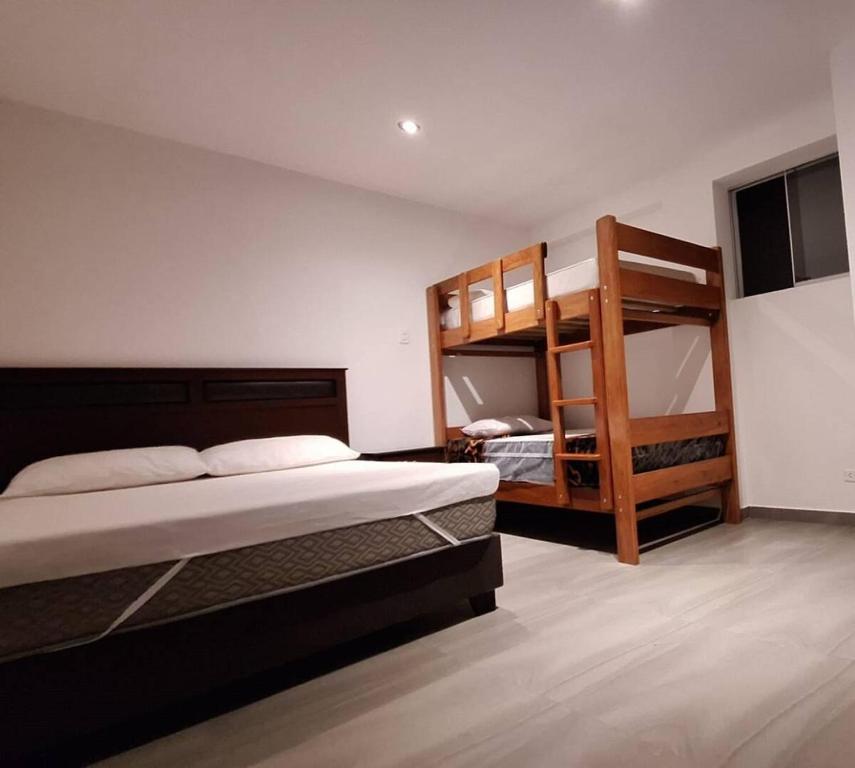 1 Schlafzimmer mit 2 Etagenbetten und einer Leiter in der Unterkunft Casa campo playa Puerto Viejo km 73.5 Panamericana Sur in San Andrés