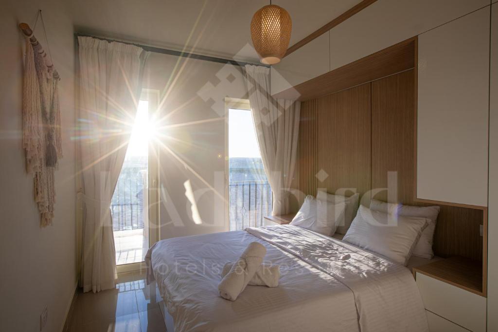 Un dormitorio con una cama con zapatos blancos. en Ladybird - Veranda Sunset Retreat en Hurghada