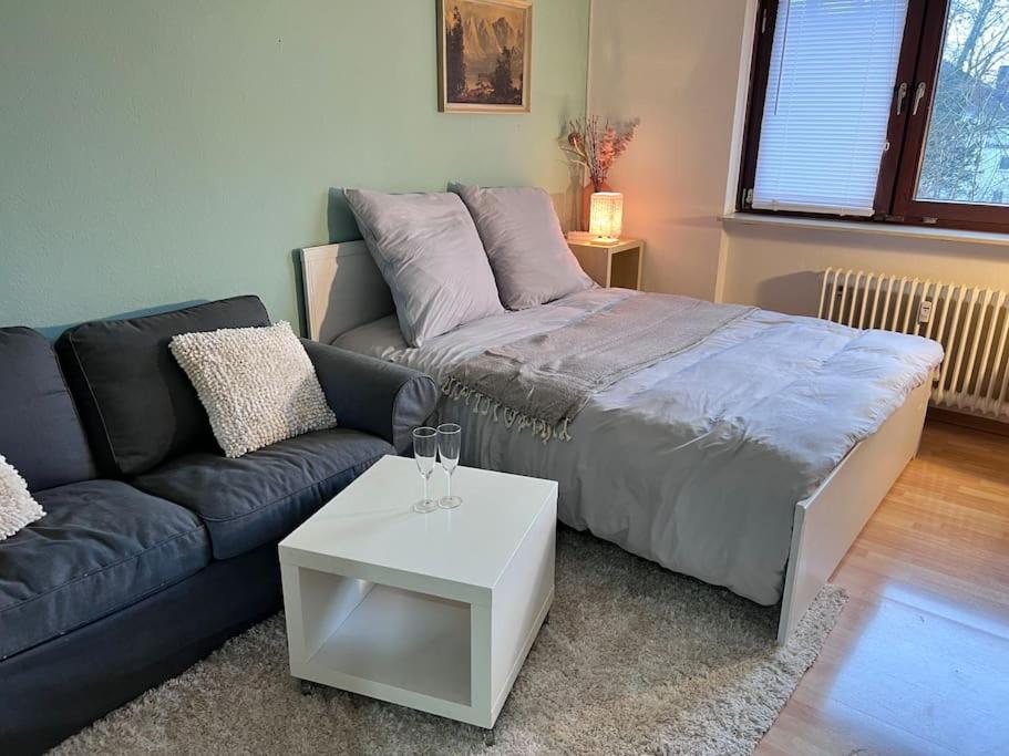 sala de estar con cama y sofá en Private room with large bed -Netflix and projector, en Frankfurt