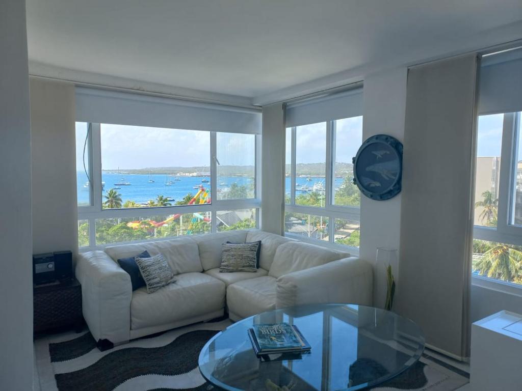 a living room with a couch and a glass table at Aparta estudió Turístico San Andrés Islas zona centro in San Andrés