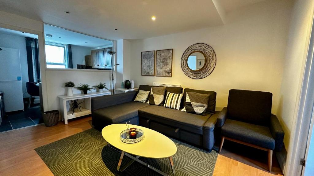 a living room with a couch and a table at Cosy flat Fulham Broadway in London