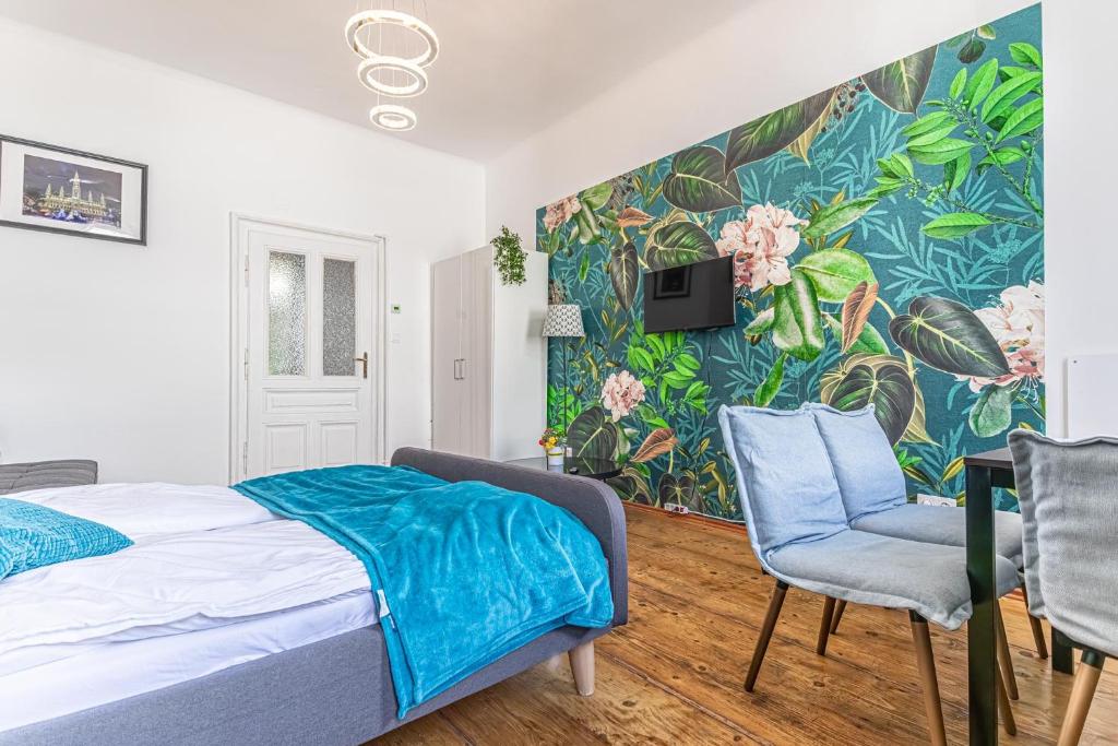 ein Schlafzimmer mit einem Bett und einem Wandbild in der Unterkunft Stylish 1BR Apartment- Near Westbahnhof U3&U6 in Wien