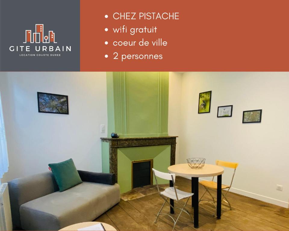 een woonkamer met een bank en een tafel bij Chez PISTACHE in Rodez