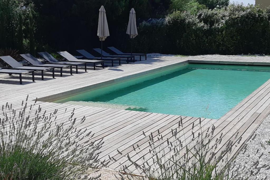 Gîte de charme au Paradou. Piscine. Terrasse bois.