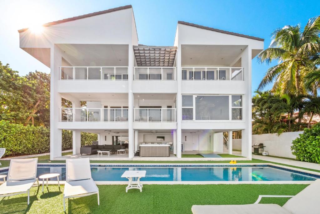 vistas al exterior de una gran casa blanca con piscina en Villa Milli, en Miami