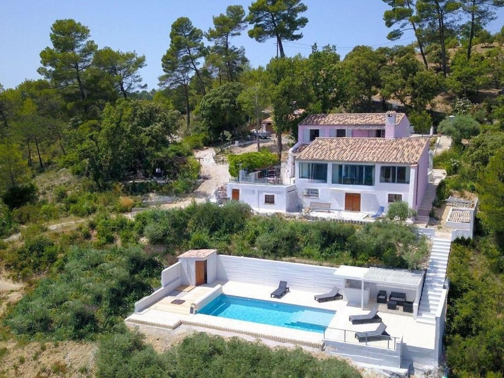 une vue aérienne d'une maison avec piscine dans l'établissement Les Reflets du Lac, à Esparron-de-Verdon