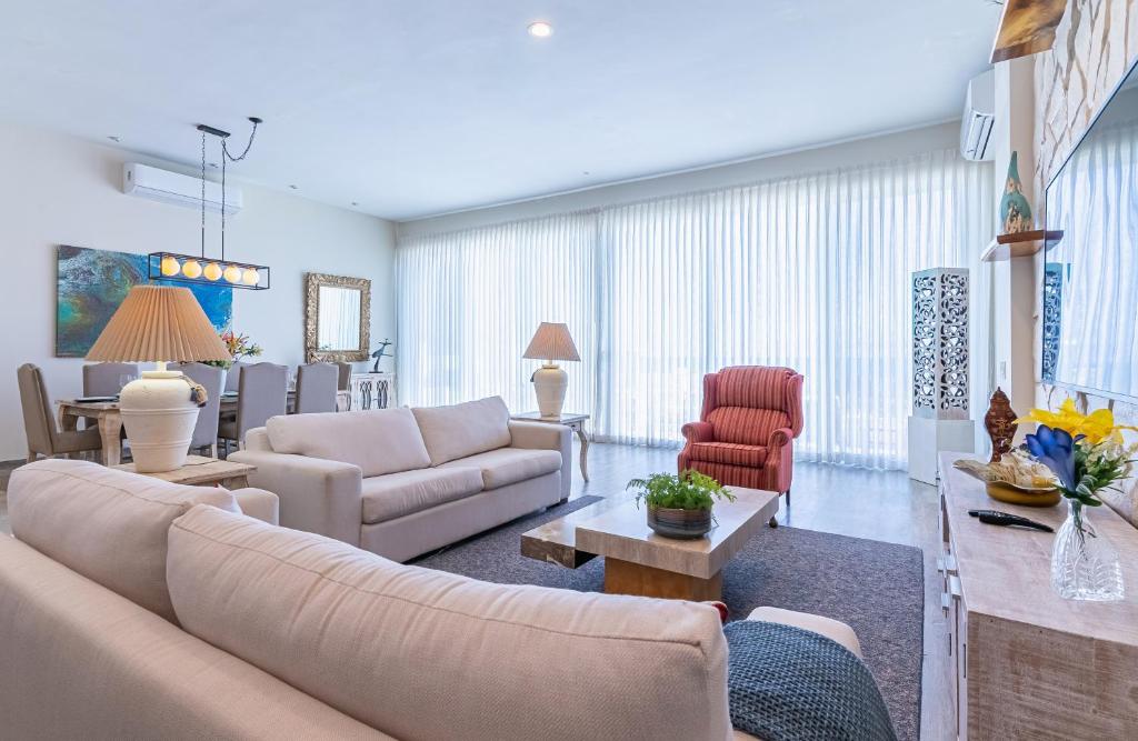 Sala de estar con 2 sofás y mesa en Palacio Blanco Luxury Villa 1 en La Ventana