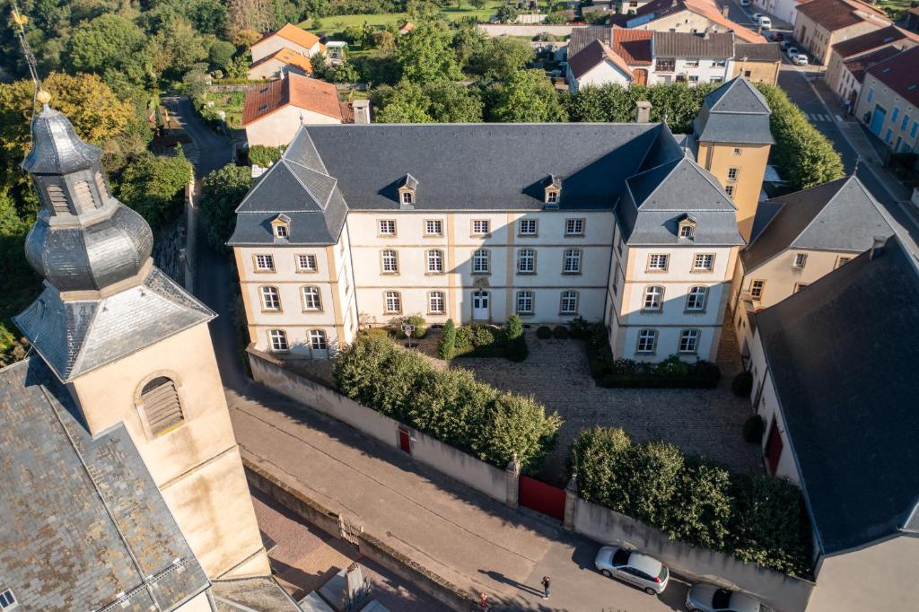 una vista aérea de un edificio y una iglesia en Château de Berg en Cormontreuil