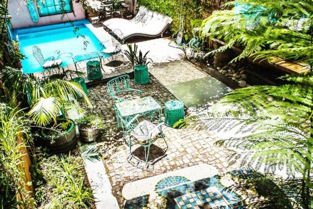 a garden with a table and chairs and a pool at CasaSanTelmo 2984 in Buenos Aires
