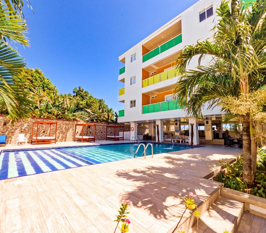 圣安德烈斯Hotel Caribbean Coral的建筑物前的游泳池