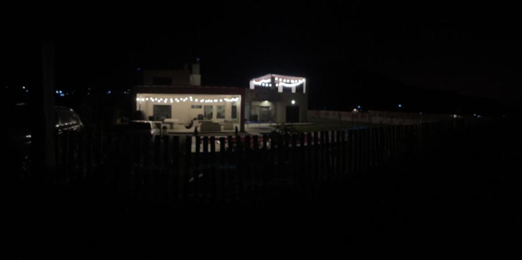 ein beleuchtetes Gebäude in der Dunkelheit in der Unterkunft Acogedoras Casas de campo en Cieneguilla in Cieneguilla