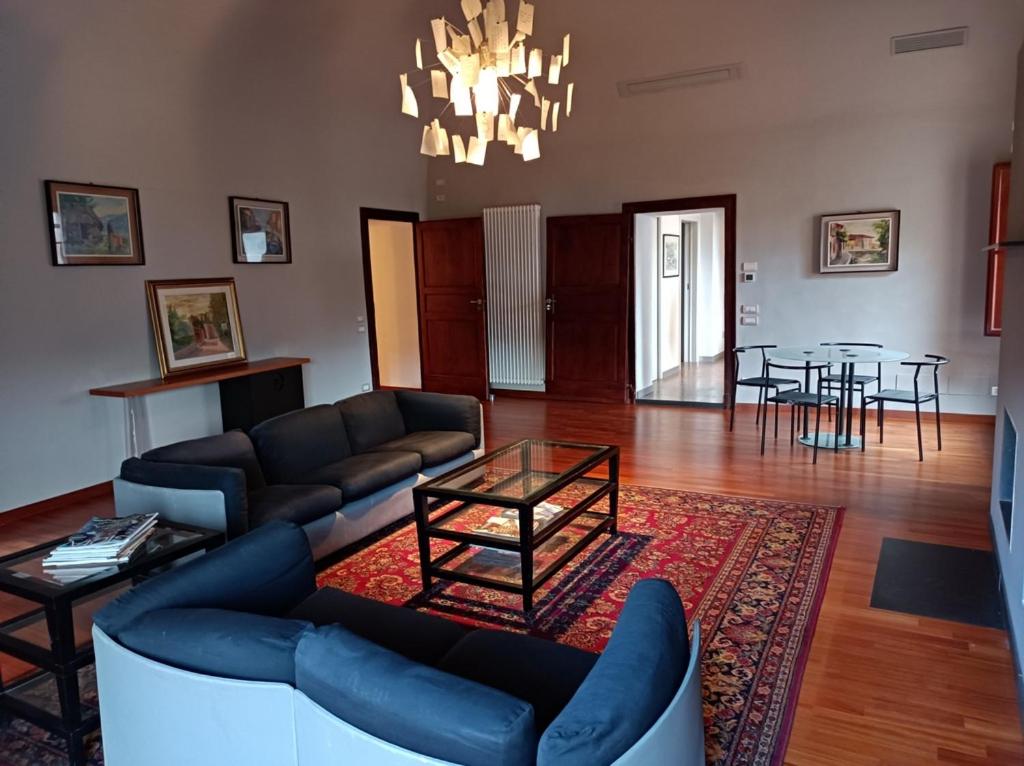 - un salon avec un canapé et une table dans l'établissement Crivelli-Penthouse, à San Severino Marche