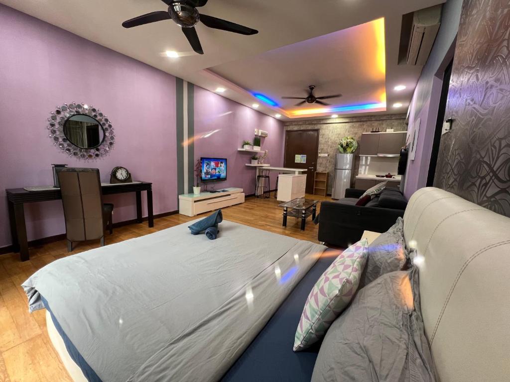 1 dormitorio con 1 cama grande y sala de estar en Regalia Residence by skypool klcc, en Kuala Lumpur