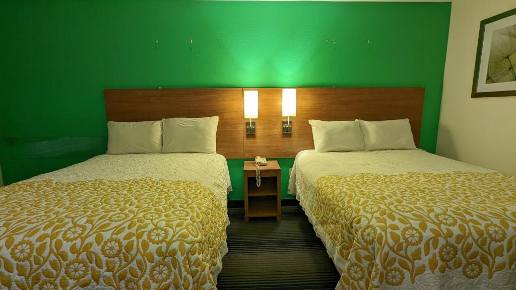 Budget Host Inn - Budget Double Room