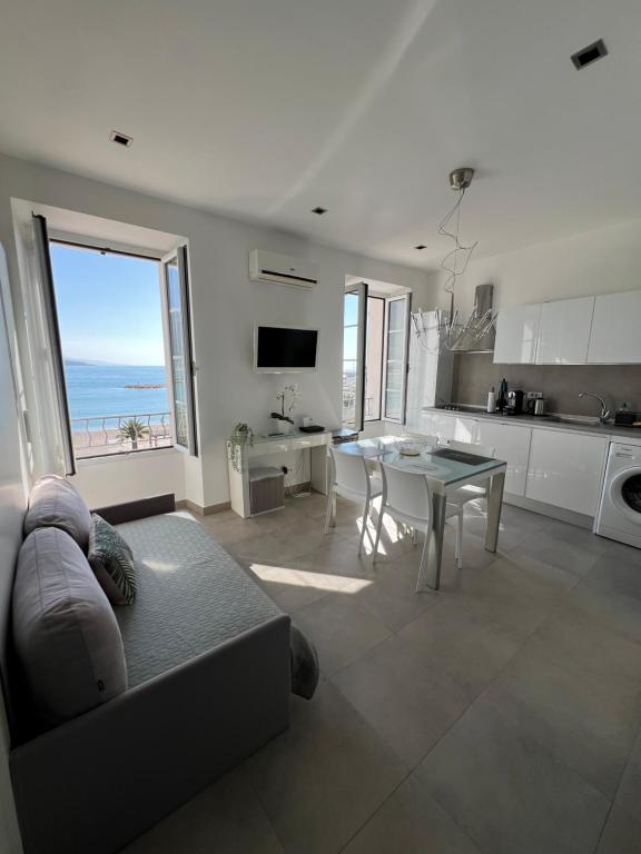 un salon avec un canapé et une table dans l'établissement Studio magnifique vue mer, à Menton