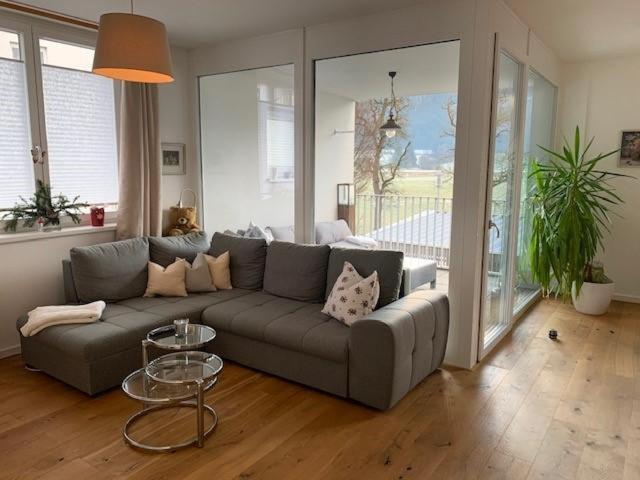 Apartement stilvoll und großzügig في فينديشغارشتن: غرفة معيشة مع أريكة وطاولة