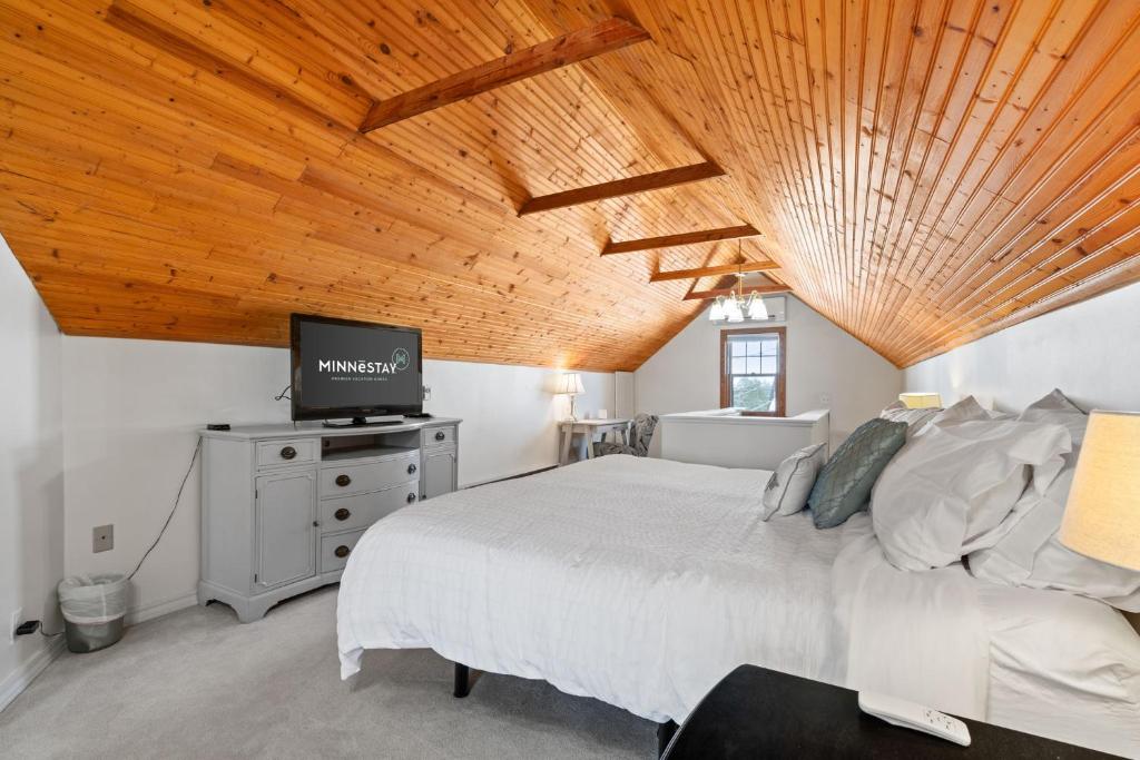 um quarto com uma cama grande e um tecto em madeira em Nokomis Haven em Minneapolis