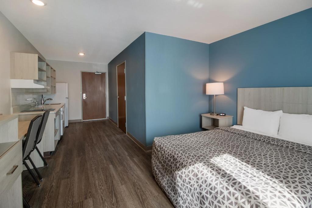 Un pat sau paturi într-o cameră la WoodSpring Suites Fort Myers - Cape Coral
