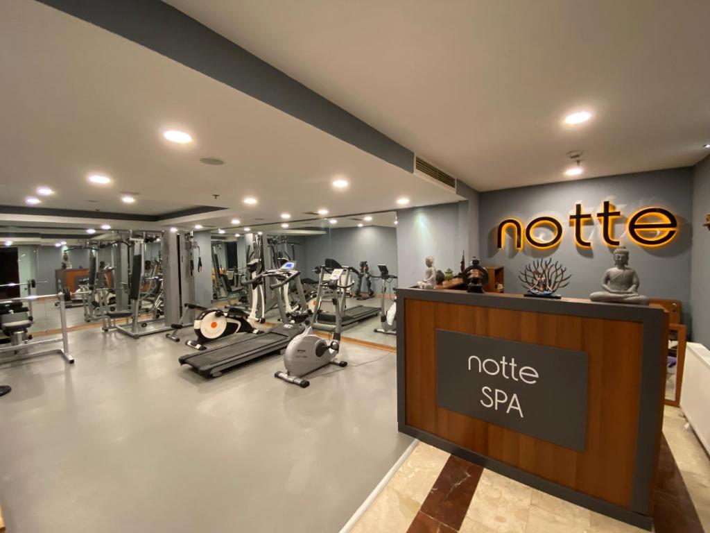 Fitness centrum a/nebo fitness zařízení v ubytování Notte Hotel
