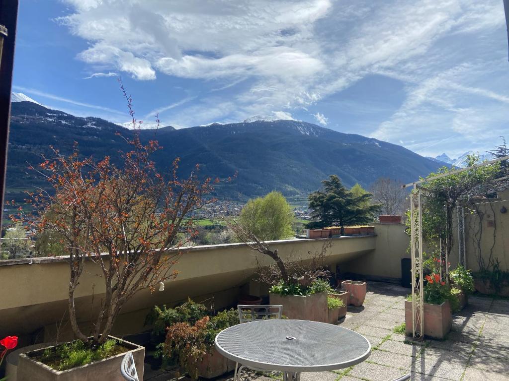 d'une table sur un balcon avec vue sur la montagne. dans l'établissement Casa Triolet, à Aoste