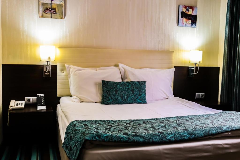 Postel nebo postele na pokoji v ubytování Notte Hotel