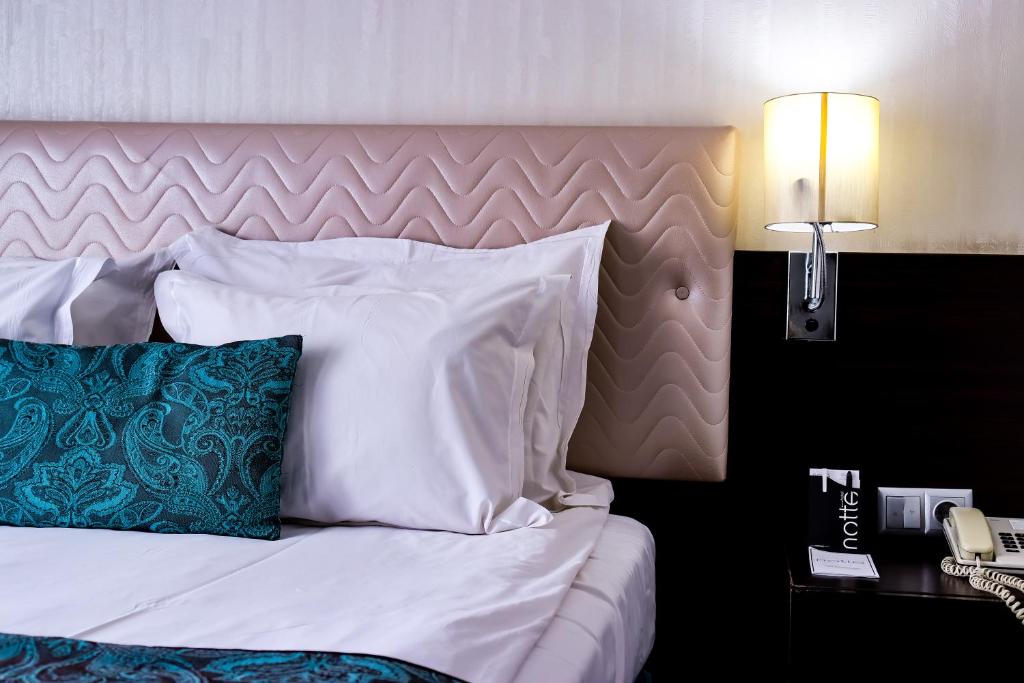 Postel nebo postele na pokoji v ubytování Notte Hotel