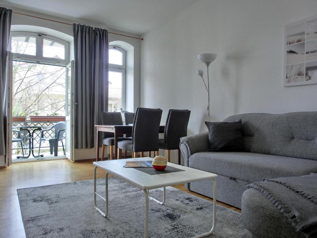 - un salon avec un canapé et une table dans l'établissement Ferienwohnung LVC2, à Graal-Müritz