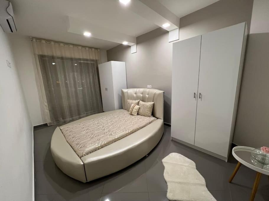 1 dormitorio con 1 cama grande en una habitación en Location villa Saïdia, en Saidia 