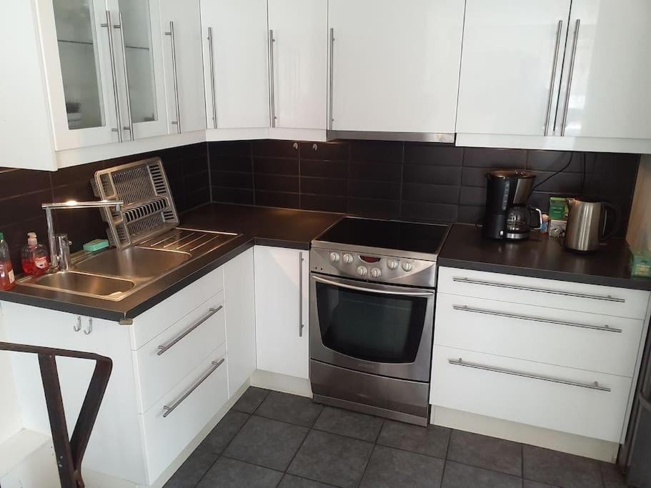 Kuchyň nebo kuchyňský kout v ubytování Veberöd Centrum Apartment