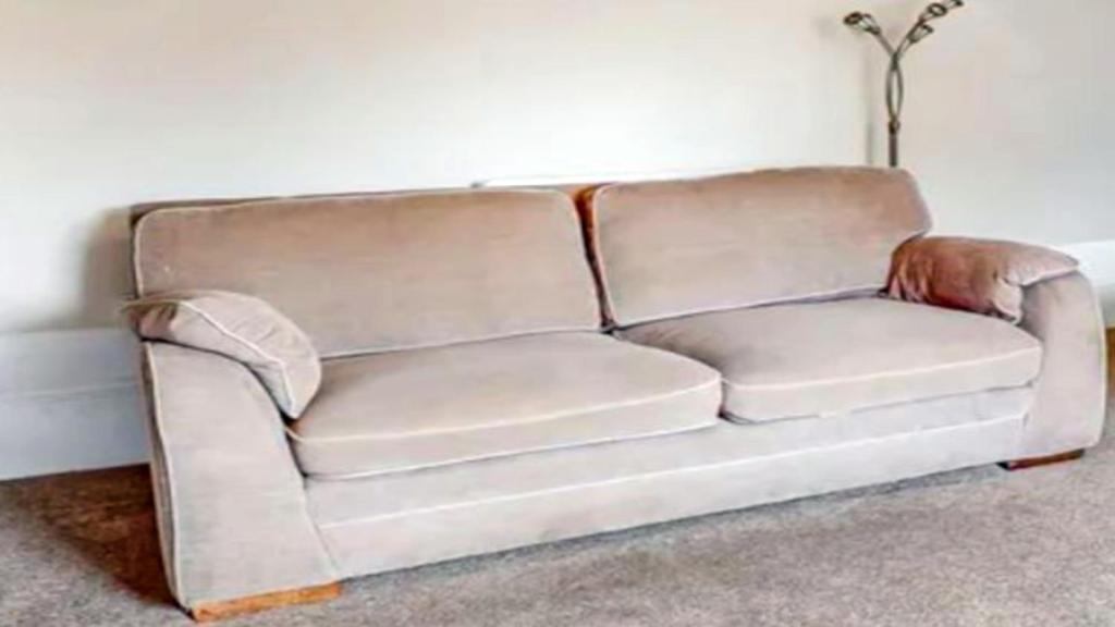un sofá blanco sentado en una sala de estar en Chalet Deluxe great vacation place***** en Madonna di Campiglio