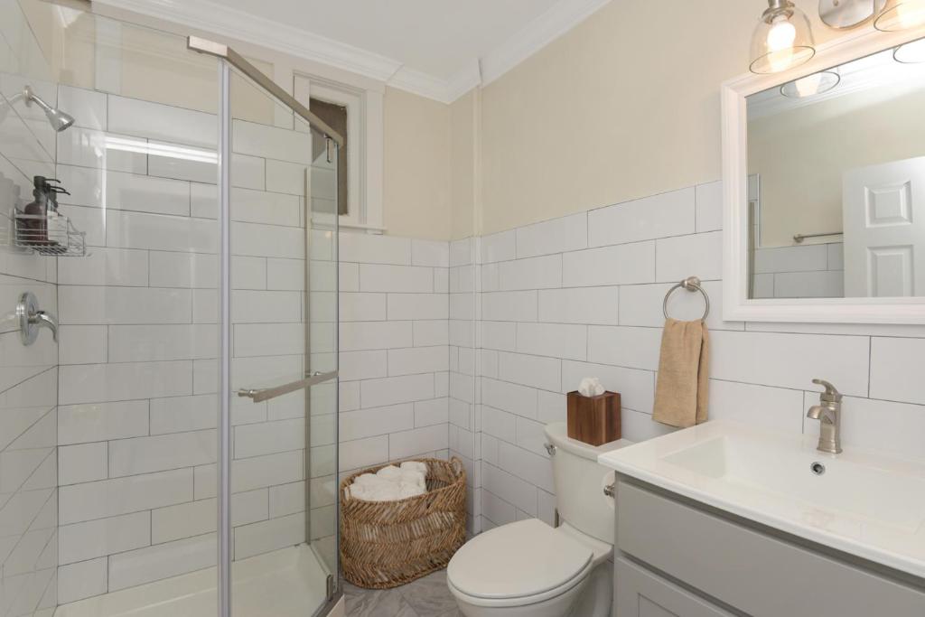 Koupelna v ubytování Dreamy 2BR in Downtown Princeton